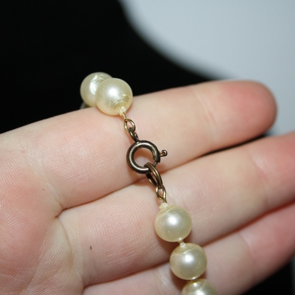 🤍 Off White Pearl Necklace · 18" · Lightweight Vintage Glow ✨ - Picture 5 of 5